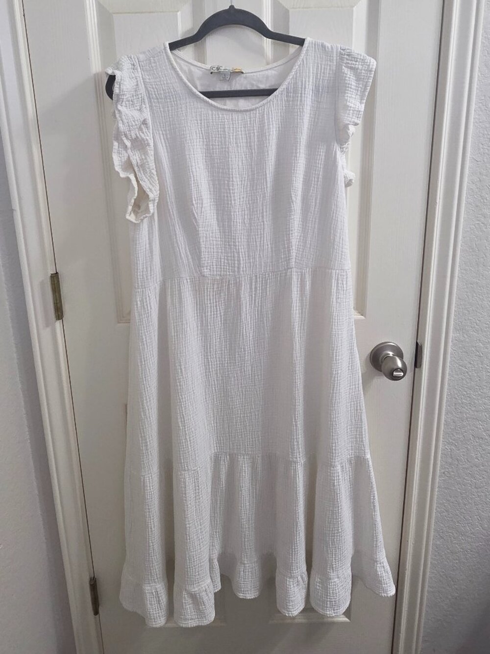 Pre-loved Large C&C California White Sleeveless Midi Dress – Ruffle Shoulder